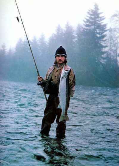 Рыболов на реке